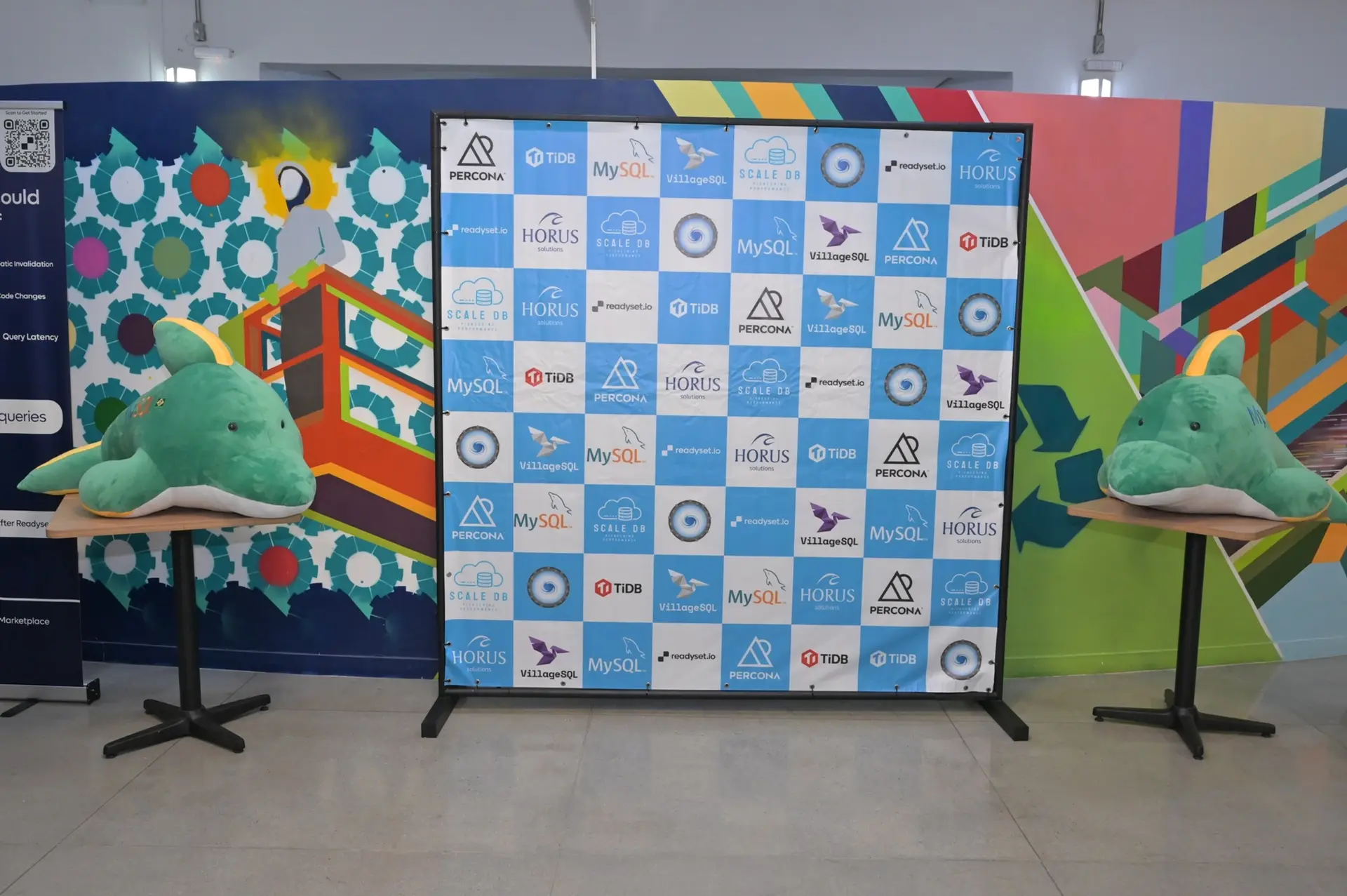 Painel de patrocinadores com os golfinhos da MySQL BR Conf 2026